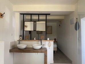 Douche, sĂšche-cheveux, papier toilette