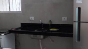 Geladeira, cooktop, chaleira elétrica, torradeira