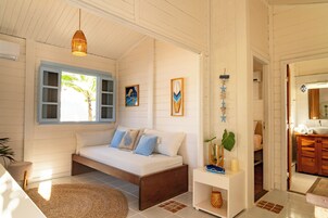 Caja de seguridad en la habitación y espacio para trabajar con laptop 