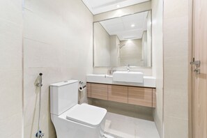 Suite estudio superior, vista a la alberca | Baño | Amenidades de baño gratuitas, secadora de cabello, toallas, jabón 