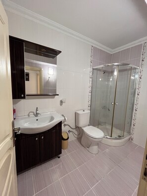 Appartement Familial, balcon | Salle de bain | Sèche-cheveux