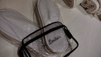 Asciugacapelli, asciugamani, sapone, carta igienica