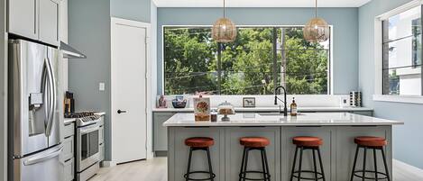 Kjøleskap, mikrobølgeovn, ovn og kokeplater