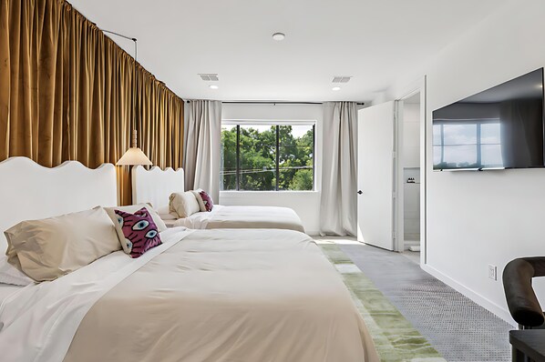 6 bedrooms, desk, iron/ironing board, free WiFi