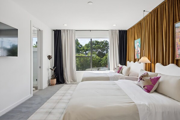 6 bedrooms, desk, iron/ironing board, free WiFi