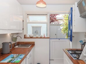 Lave-vaisselle, batterie de cuisine, vaisselle et ustensiles