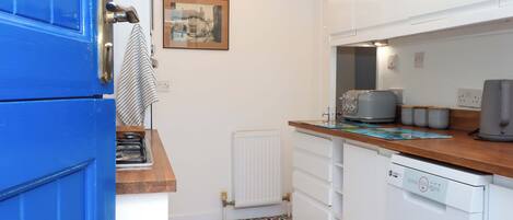 Lave-vaisselle, batterie de cuisine, vaisselle et ustensiles