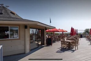 Outdoor dining - Island Escape, Beach view Condo at Hilton Head Beach & Tennis Resort (Hilton Head)