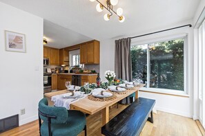 Dining - Queen of Seattle (Seattle)