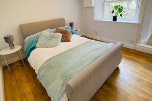 1 bedroom, iron/ironing board, free WiFi, bed sheets - 1 Bed-sleeps 4-garden-near Snetterton Circuit (Norwich)