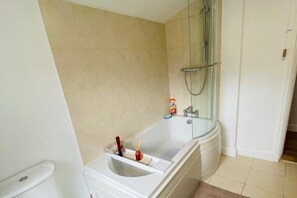 Combined shower/tub, deep soaking tub, free toiletries, hair dryer