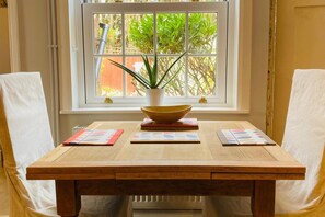 Dining - 1 Bed-sleeps 4-garden-near Snetterton Circuit (Norwich)