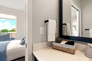 1 slaapkamer, een strijkplank/strijkijzer, gratis wifi, beddengoed