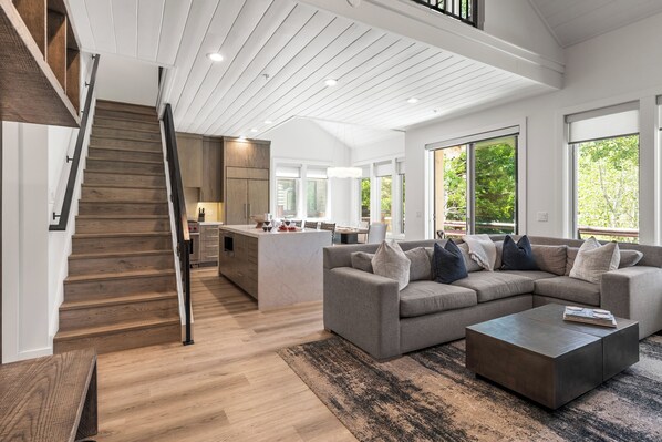 Télévision, cheminée, baby-foot