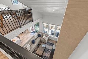 Télévision, cheminée, baby-foot