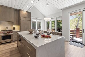 Réfrigérateur, micro-ondes, plaque de cuisson, lave-vaisselle