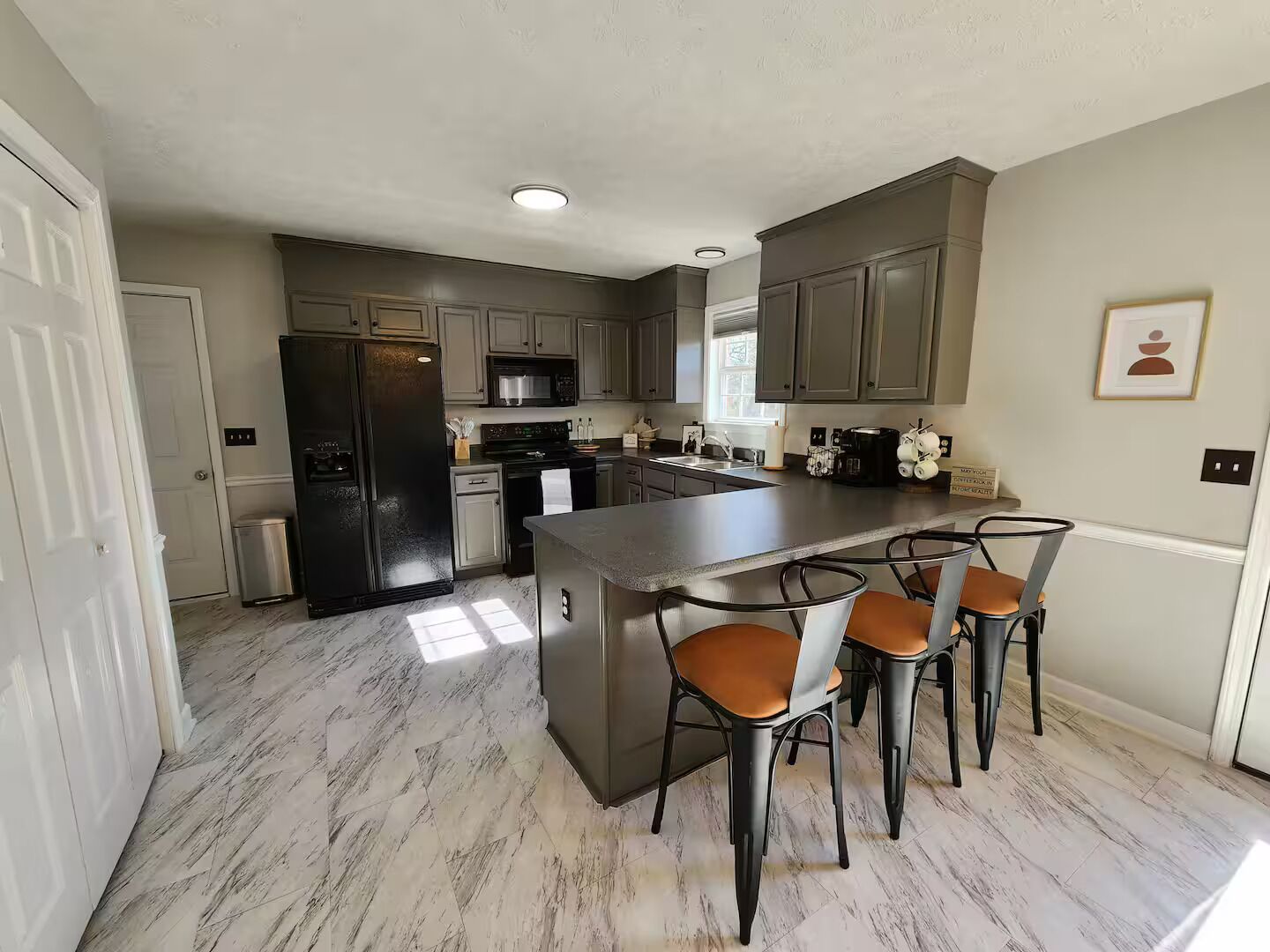 Réfrigérateur, micro-ondes, four, plaque de cuisson