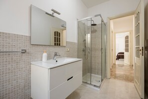 Dusche, Haartrockner, Handtücher