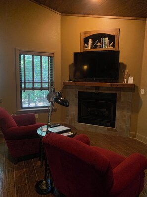 Deluxe Quadruple Room | Iron/ironing board, free WiFi