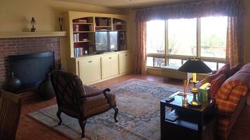 Family Suite, Lake View | Living area