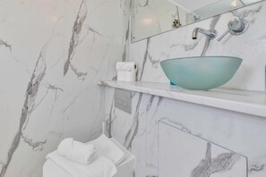 Suihku, hiustenkuivaaja, pyyhkeet