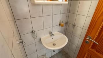 Bruser, hårtørrer, håndklæder, Sæbe