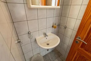 Chuveiro, secador de cabelo, toalhas de banho, sabonete