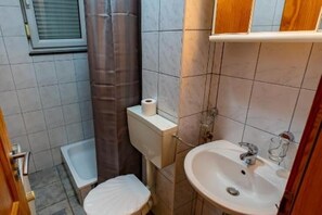 Chuveiro, secador de cabelo, toalhas de banho, sabonete