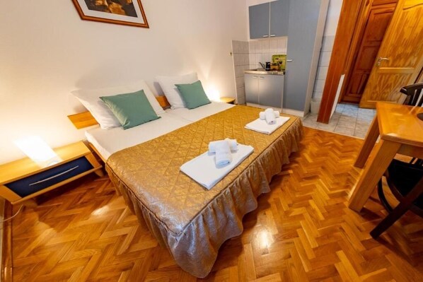 1 bedroom, WiFi, bed sheets