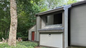 Un bâtiment à deux étages avec une porte rouge et une porte de garage.
