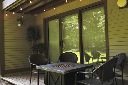 Powder Days Retreat, Fireplace & Sugarbush Base