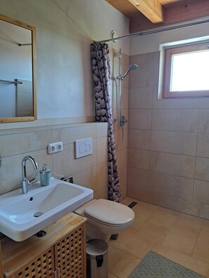 Douche, serviettes fournies, savon, papier toilette