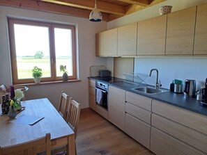 Kylskåp, ugn, spishäll och diskmaskin