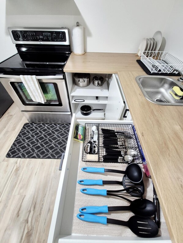 Private kitchen - Cozy Private Bachelor Unit King Size bed. (Riverview)