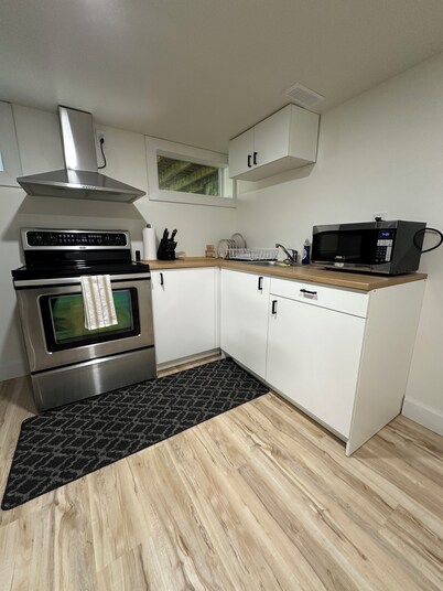 Cozy Private Bachelor Unit King Size bed.