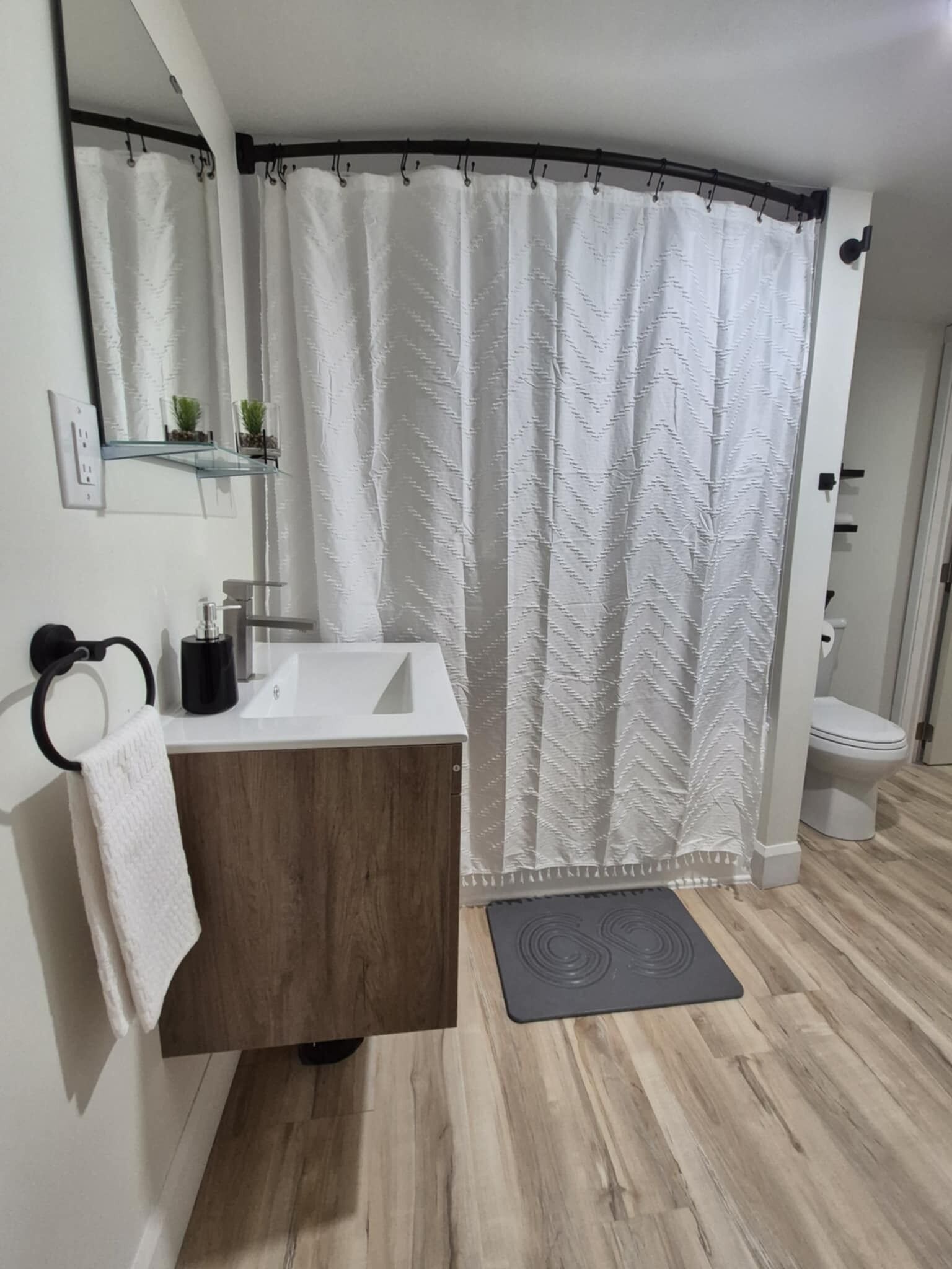 Een haardroger, handdoeken, zeep, toiletpapier