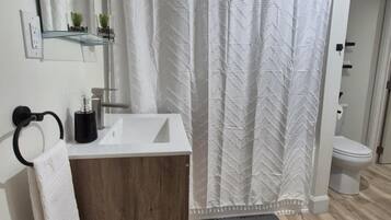 Een haardroger, handdoeken, zeep, toiletpapier