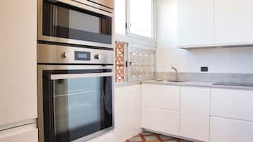 KĂŒhlschrank, Mikrowelle, Herdplatte, GeschirrspĂŒler