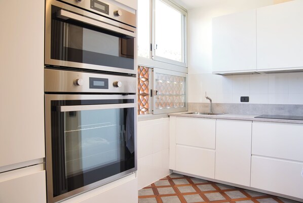 Refrigerador, microondas, placa de cocina, lavavajillas