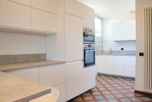 Refrigerador, microondas, parrilla de estufa y lavavajillas 