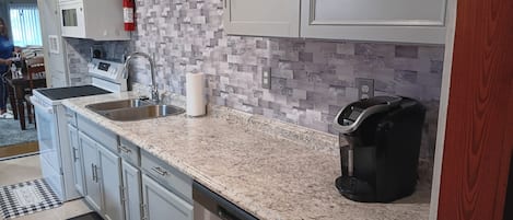 Four Ă micro-ondes, un four, surface de cuisson, lave-vaisselle