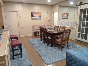 Dining - Charming house sleeps 16, in lovely Shaw- 15 minutes from Grammy Museum MS (Shaw)