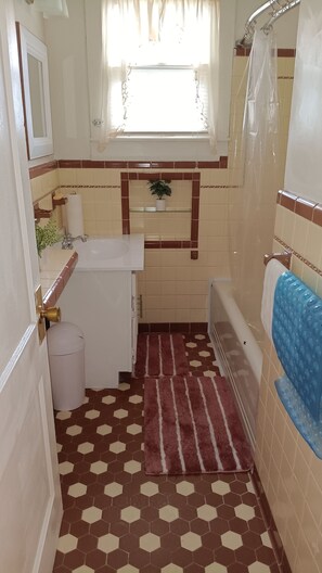 Een douche, een haardroger, handdoeken, zeep