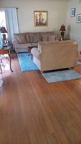 Charming 4-bedroom house with WiFi, AC in lovely Shaw