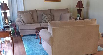 Charming 4-bedroom house with WiFi, AC in lovely Shaw