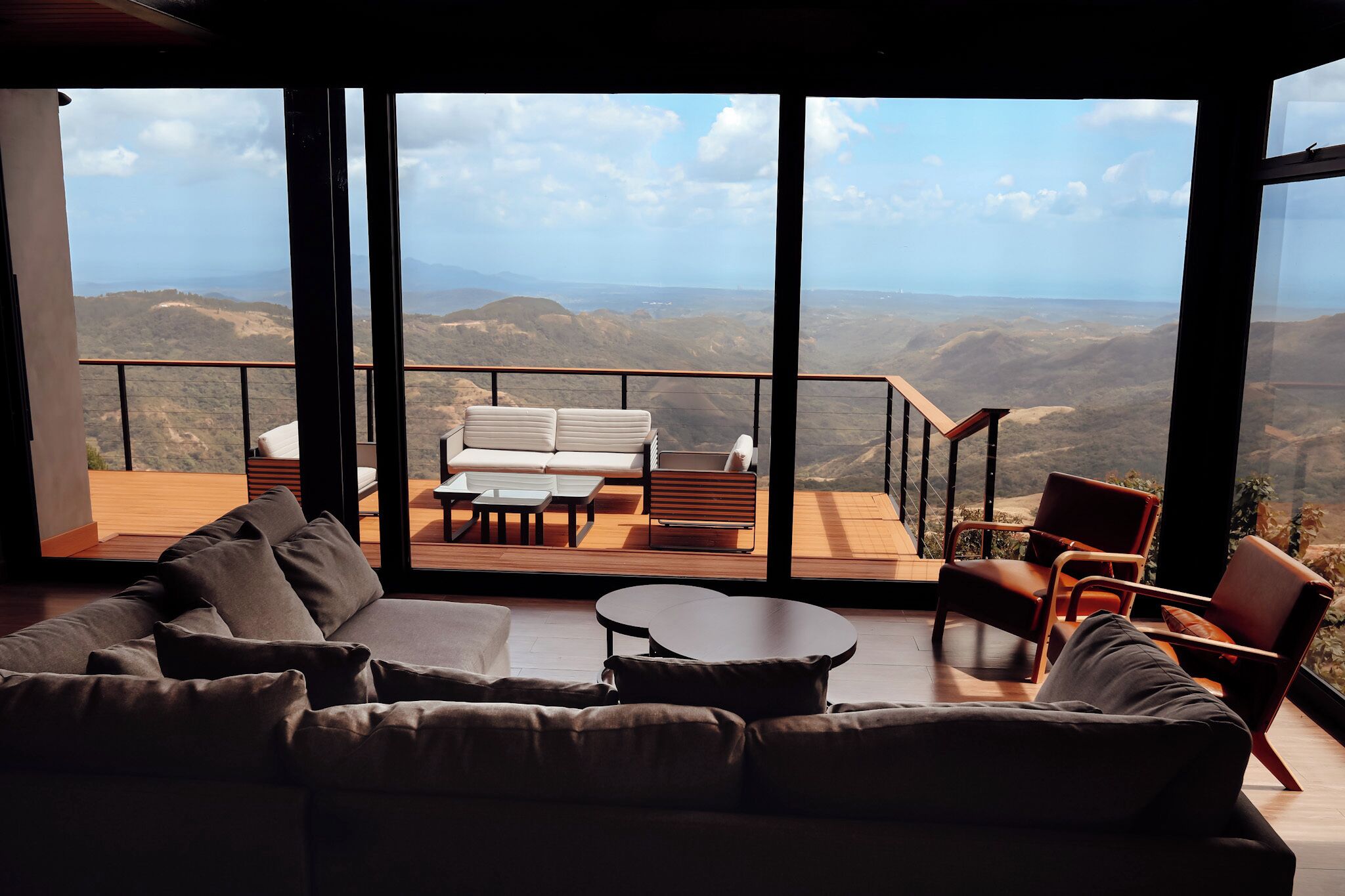 TV connectée, cheminée, livres