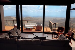 Smart-tv, eldstad och böcker