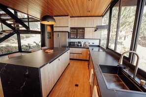 Geladeira, micro-ondas, fogão, cooktop