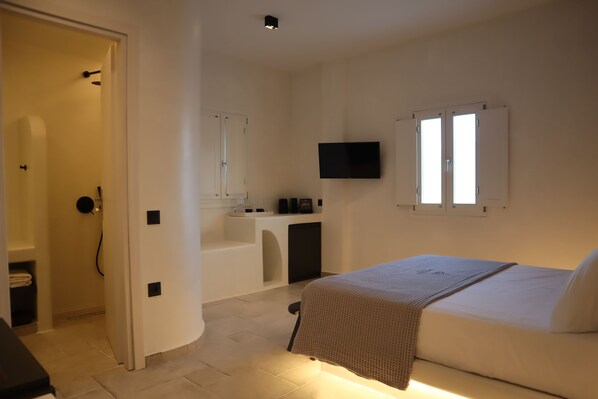 Deluxe Double Room | Egyptian cotton sheets, premium bedding, iron/ironing board, free WiFi