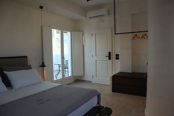 Deluxe Double Room | Iron/ironing board, free WiFi